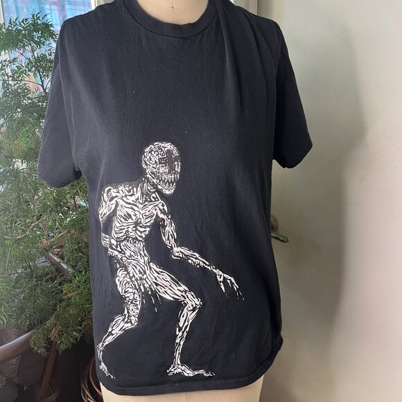 MADE BY SPIDERS  Rare Illustrated  T-Shirt  Size Medium - Picture 1 of 4